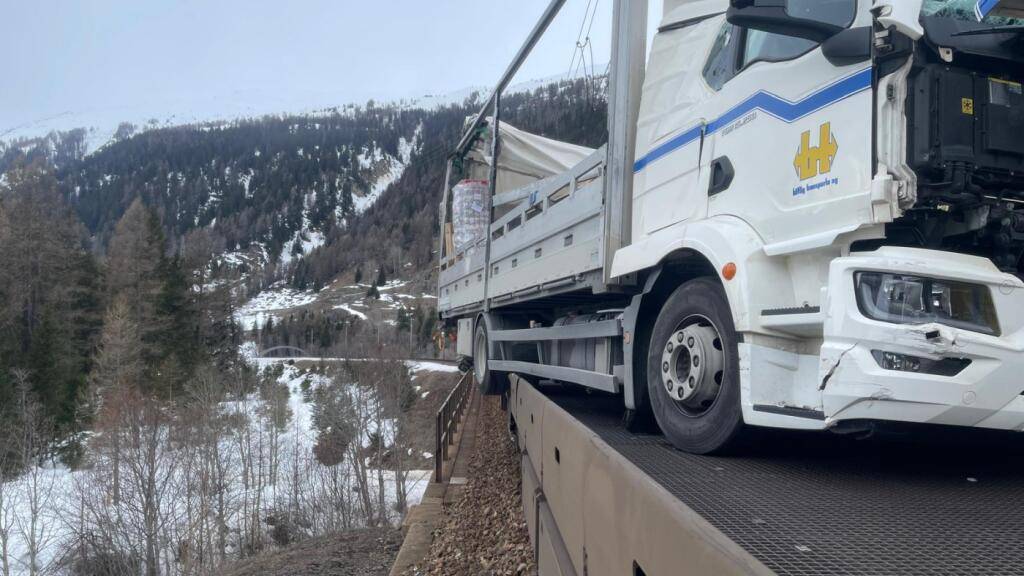 Der Lastwagen verrutschte und ragte über den Zugrand hinaus.