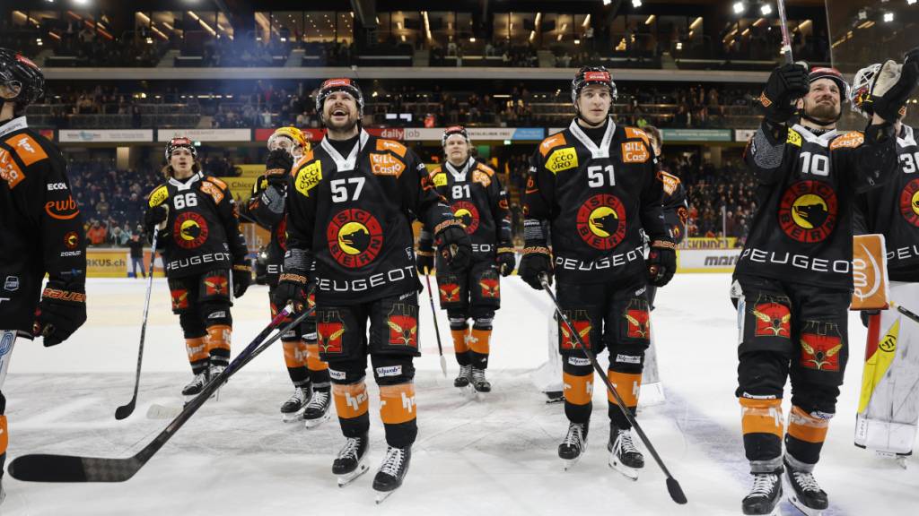 Die Berner jubeln in der heimischen Arena über den Sieg gegen Lugano