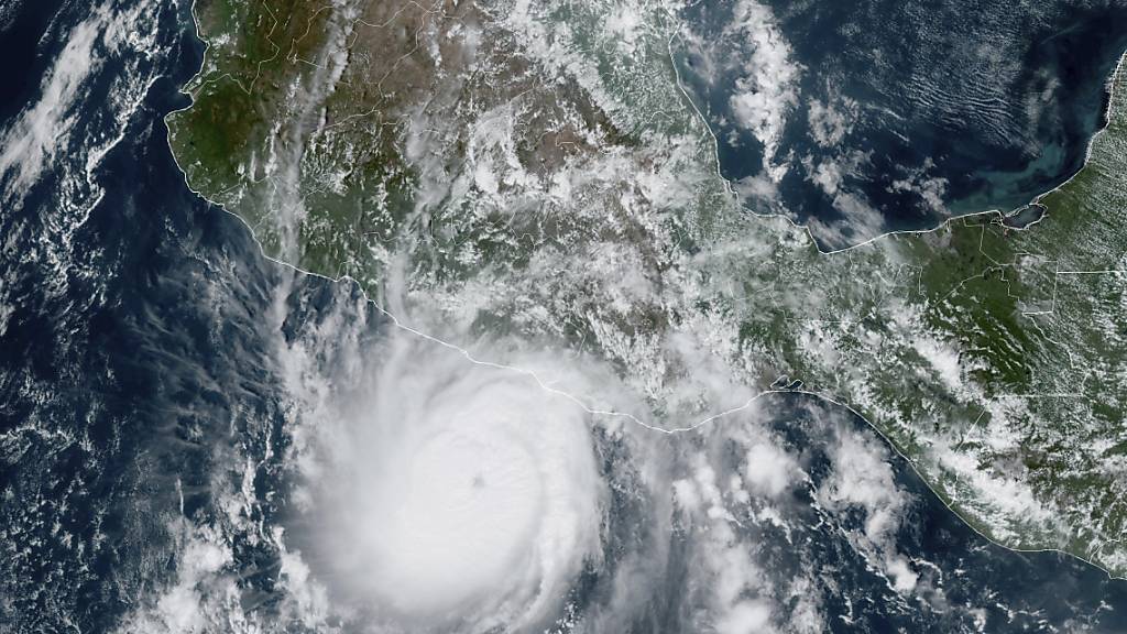dpatopbilder - HANDOUT - Dieses von der NOAA zur Verfügung gestellte Satellitenbild zeigt den Hurrikan Otis, der sich der mexikanischen Pazifikküste nahe Acapulco nähert. Foto: -/NOAA/dpa - ACHTUNG: Nur zur redaktionellen Verwendung und nur mit vollständiger Nennung des vorstehenden Credits