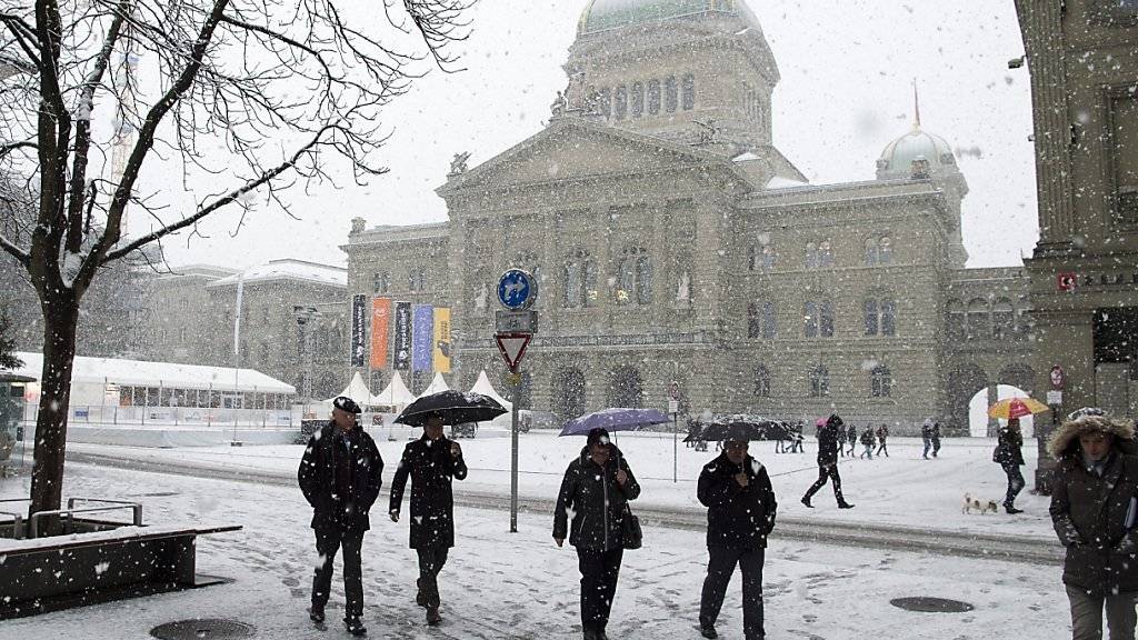 Schneegestöber in der Stadt Bern: Nach langem Warten auf den Winter schneite es am Donnerstag an vielen Orten im Flachland.