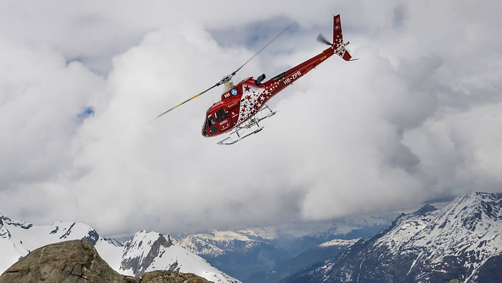 Ein Helikopter der Air Zermatt barg den Verunfallten am Montagmorgen. (Archivbild)