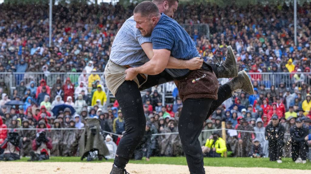 Fabian Staudenmann (rechts) und  Armon Orlik greifen am Sonntagmorgen zusammen, wie hier im Schlussgang beim Eidgenössischen Jubiläumsschwingfest 2024 in Appenzell