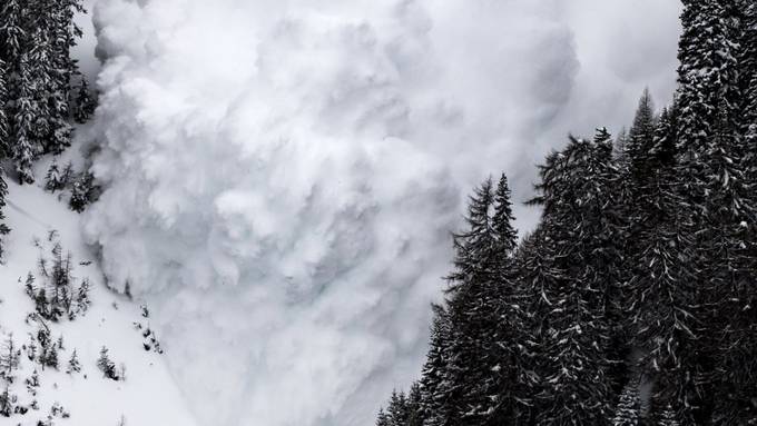 Forscher führen Lawinen-Grossversuch im Wallis durch