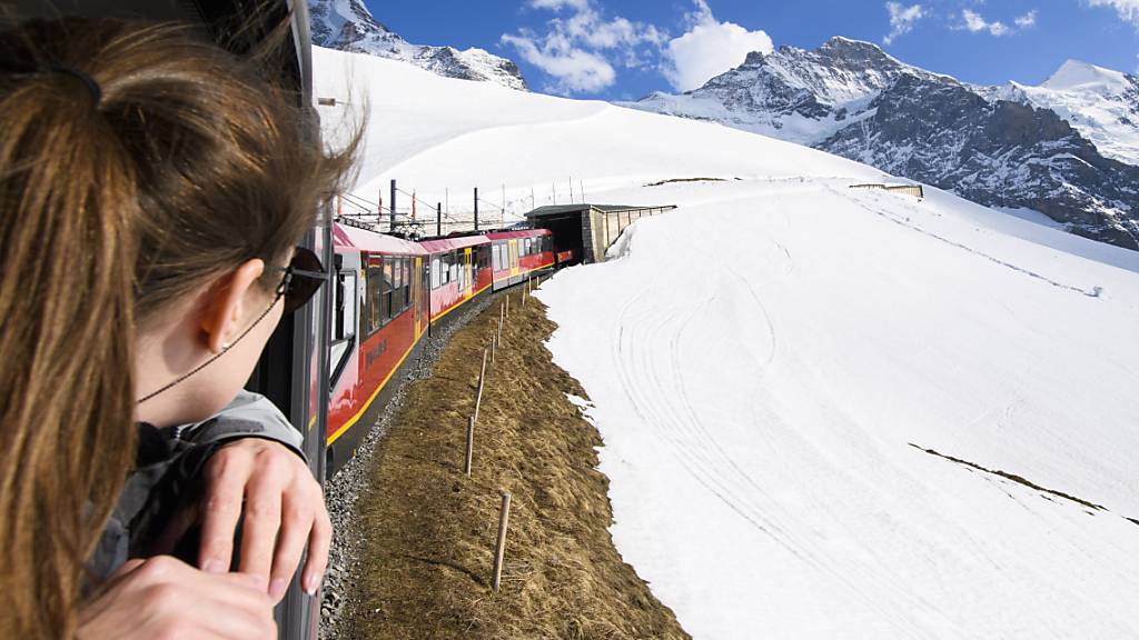Die Jungfraubahn hat auch 2021 darunter gelitten, dass die Touristen ausblieben. Dennoch konnte sie ihren Verlust etwas eingrenzen auf 162'000 Franken, nachdem im Jahr davor noch ein Verlust von über 9 Millionen zu Buche gestanden hatte. (Archivbild)