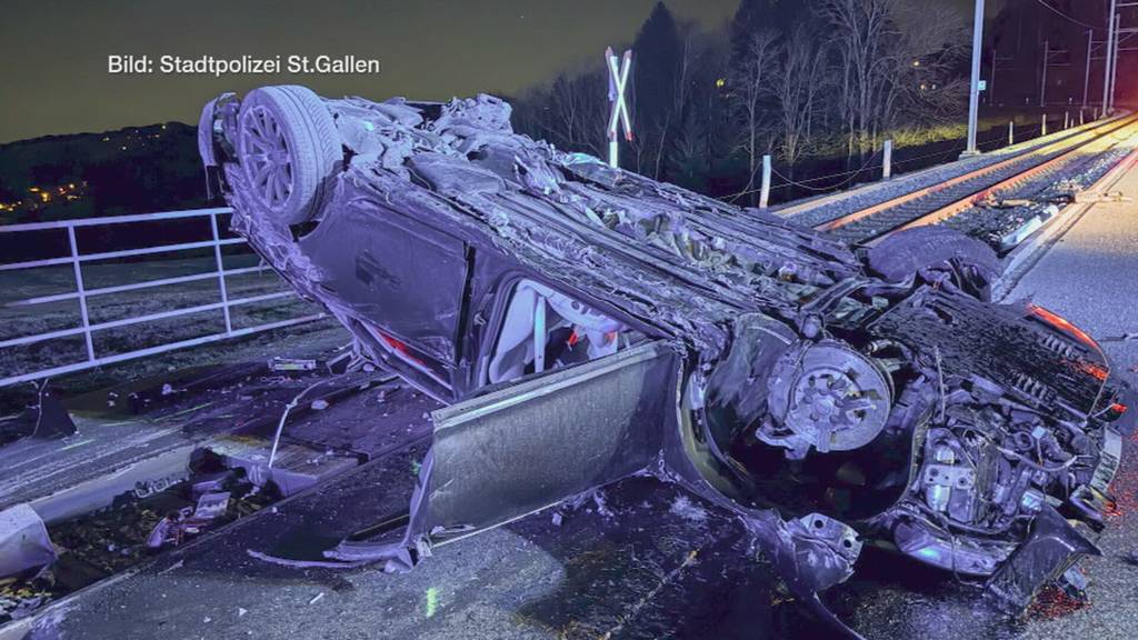 Kontrolle verloren: 19-Jährige landet in St.Gallen mit Auto auf Bahngleis