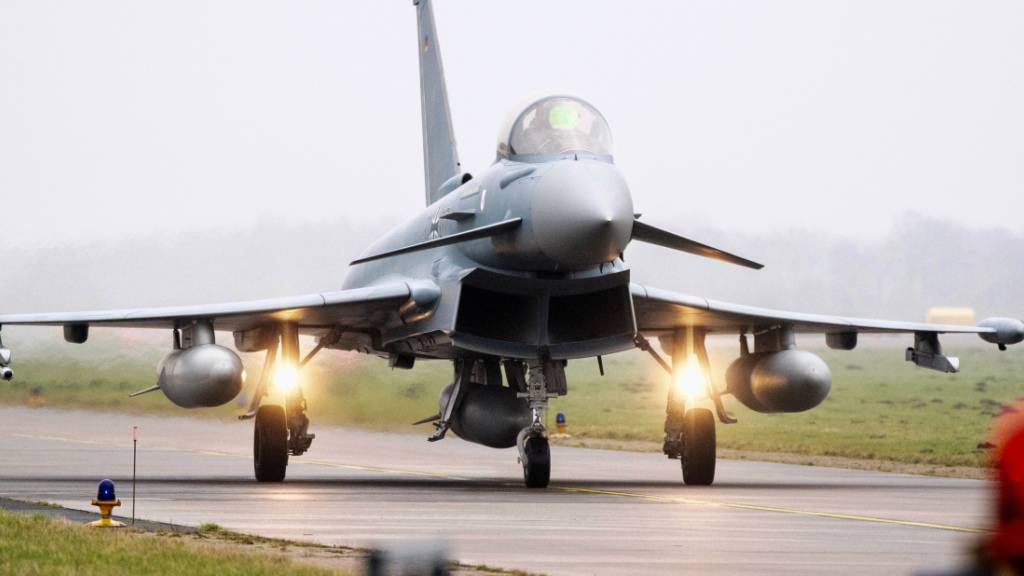 ARCHIV - Ein Kampfflugzeug vom Typ Eurofighter Typhoon der Luftwaffe fährt am Fliegerhorst Wittmundhafen über das Rollfeld. Foto: Hauke-Christian Dittrich/dpa