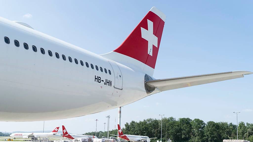 Vier ehemalige Angestellte der Swiss wehrten sich gegen ihre Entlassung wegen der verweigerten Covid-Impfung. Das Bezirksgericht Bülach ZH wies ihre Klagen nun ab. (Archivbild)