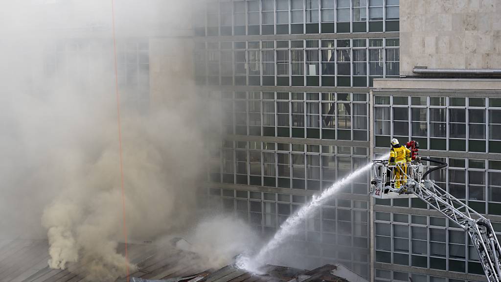 Mit Hilfe eines Kranwagens bekämpften die Einsatzkräfte den Dachbrand im Zentrum von Genf.