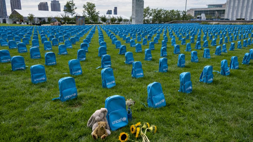 ARCHIV - Schulrucksäcke liegen als Teil einer Installation auf dem Nordrasen der Vereinten Nationen in New York. Die von Unicef organisierte Installation veranschaulicht das Ausmaß von Kindersterblichkeit in Konfliktgebieten im Jahr 2018. Foto: Craig Ruttle/FR61802 AP/dpa