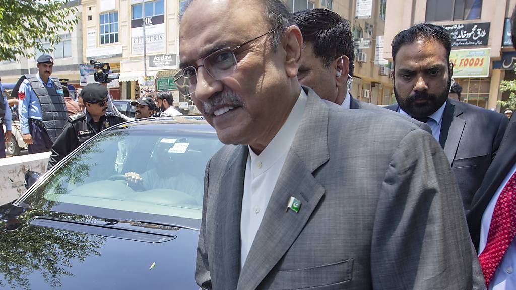 Der frühere pakistanische Präsident Asif Ali Zardari ist am Mittwoch aus gesundheitlichen Gründen auf Kaution freigelassen worden. Der 64-Jährige war im Juni wegen Vorwürfen der Geldwäscherei und Korruption verhaftet worden. (Archivbild)