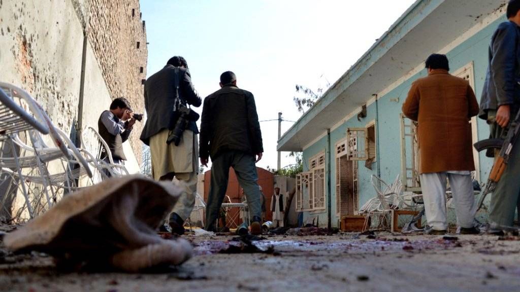 Vertreter der Sicherheitsbehörden untersuchen den Tatort nach einem Selbstmordanschlag vor dem Haus eines Provinzpolitikers im Osten Afghanistans.