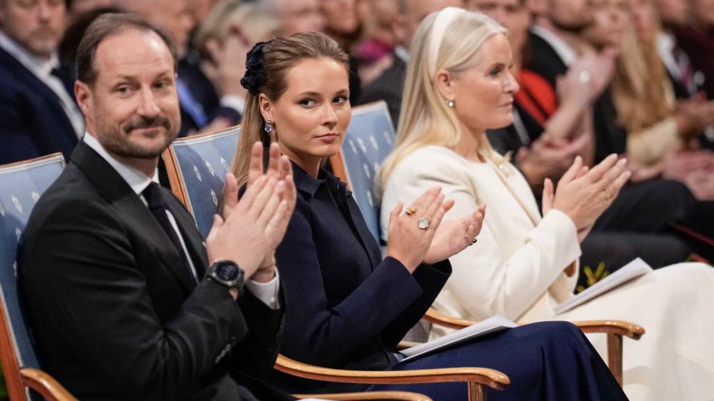 ARCHIV - Kronprinz Haakon (l-r), Kronprinzessin Mette-Marit und Prinzessin Ingrid Alexandra nehmen an der Verleihung des Friedensnobelpreises im Osloer Rathaus teil. Foto: Ole Berg-Rusten/NTB/dpa