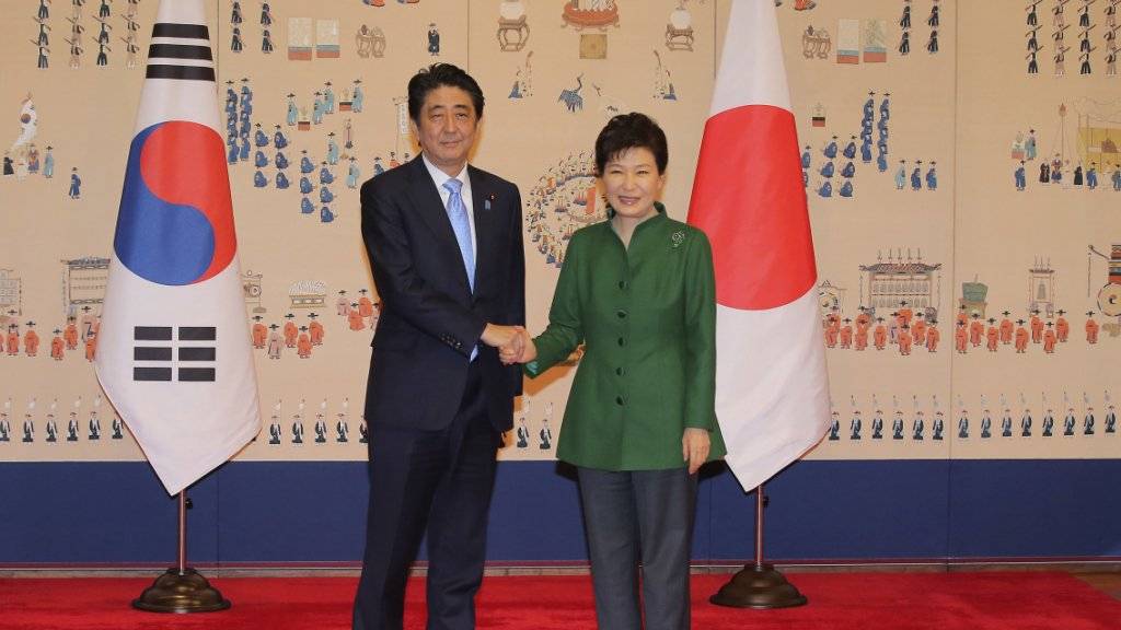 Vergangenheitsbewältigung: Südkoreas Präsidentin Park Geun Hye mit Japans Premier Shinzo Abe
