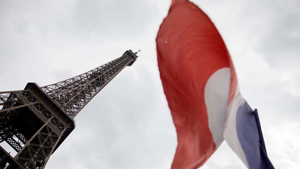 ARCHIV - Die französische Trikolore weht vor dem Eifelturm im Wind: In Frankreich wird der Senat in Teilen neu gewählt. Foto: picture alliance / Kay Nietfeld/dpa