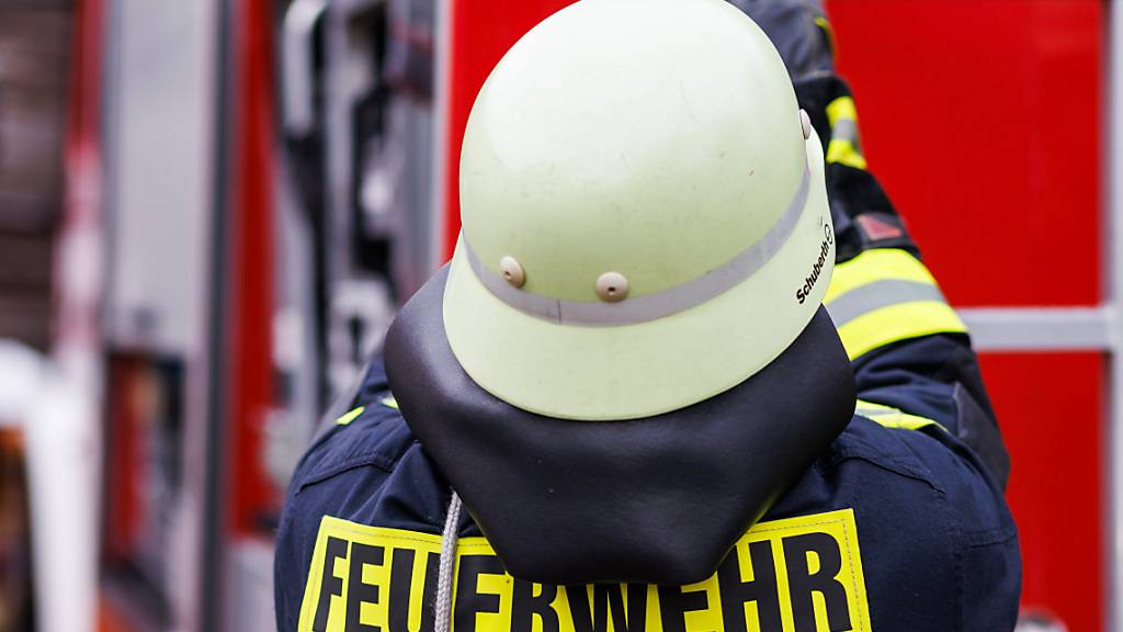 Bei Arbeiten auf einem Dach verunfallte am Montag in Stein am Rhein ein Bauarbeiter. Er musste von der Feuerwehr geborgen werden.
