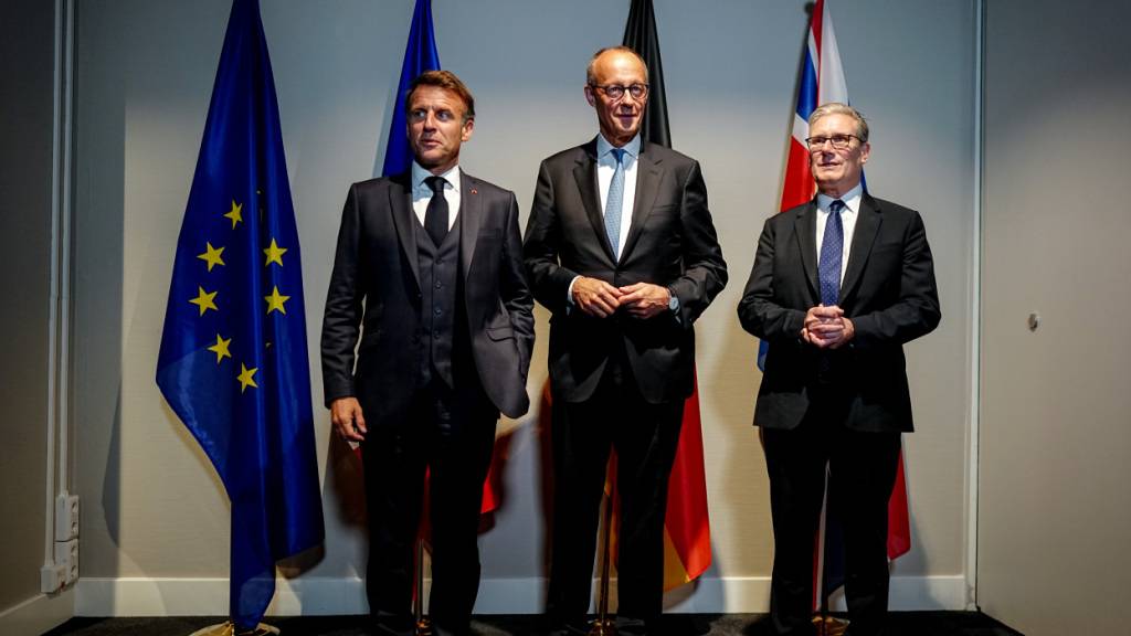 ARCHIV - Frankreichs Präsident Emmanuel Macron, Bundeskanzler Friedrich Merz (CDU) und Keir Starmer, Premierminister von Großbritannien, treffen sich in Den Haag im Delegationshotel am Rande des Nato-Gipfels zu einem trilateralen Gespräch im E3-Format. Foto: Kay Nietfeld/dpa