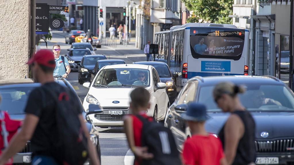Passanten und Verkehr am Kolinplatz in der Stadt Zug.: Im Hauptort lebten 2023 31'992 Personen, 523 mehr als im Jahr zuvor. (Archivaufnahme)