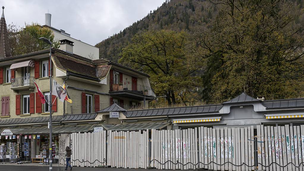 Im Oktober 2020 wurde der Wirt des bekannten Interlakner Lokals Des Alpes in seiner Wohnung über dem Restaurant erschlagen.