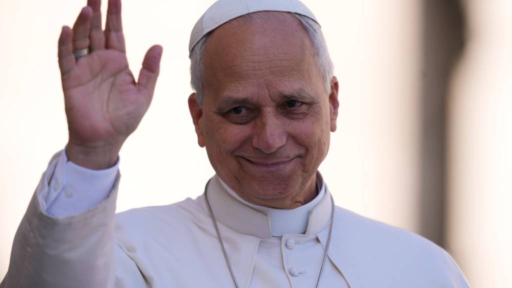ARCHIV - Papst Leo XIV. winkt, als er zu seiner wöchentlichen Generalaudienz auf dem Petersplatz im Vatikan eintrifft. Foto: Alessandra Tarantino/AP/dpa/Archivbild