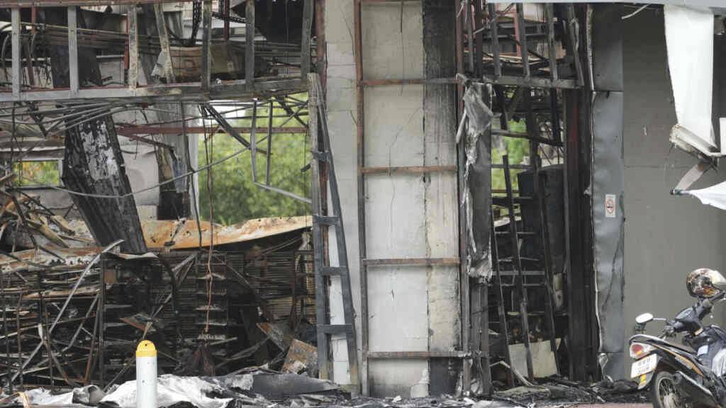 Ein Lebensmittelgeschäft an einer Tankstelle in der thailändischen Provinz Sisaket wurde durch kambodschanische Artilleriegranaten beschädigt. Foto: Sakchai Lalit/AP/dpa