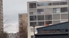 Flammen lodern aus Fenster an Zürcher Hohlstrasse