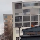 Flammen lodern aus Fenster an Zürcher Hohlstrasse
