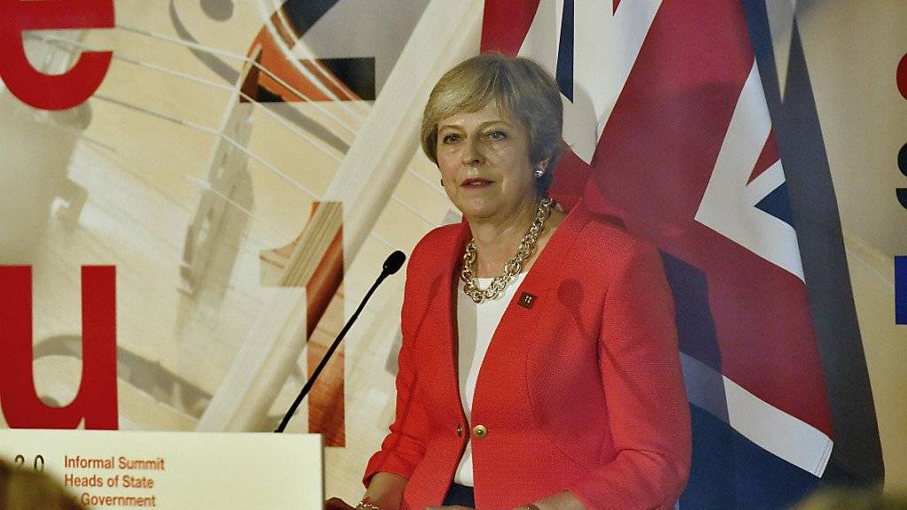 Die EU-Staats- und Regierungschefs haben am EU-Gipfel in Salzburg den Druck auf die britische Premierminister Theresa May (Bild) bei den Brexit-Verhandlungen aufrecht gehalten. Die britischen Zeitungen reagierten darauf mit Beschimpfungen von EU-Politikern und scharfer Kritik. (Archiv)