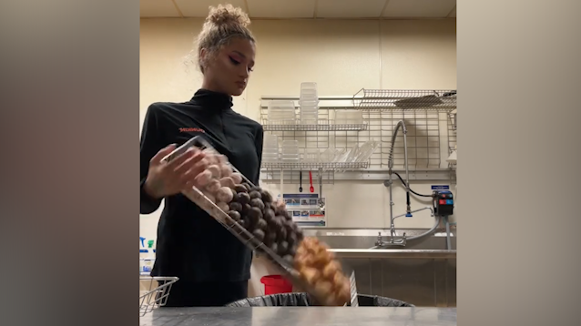 Dunkin-Donuts-Mitarbeiterin wirft palettenweise Ware in den Müll