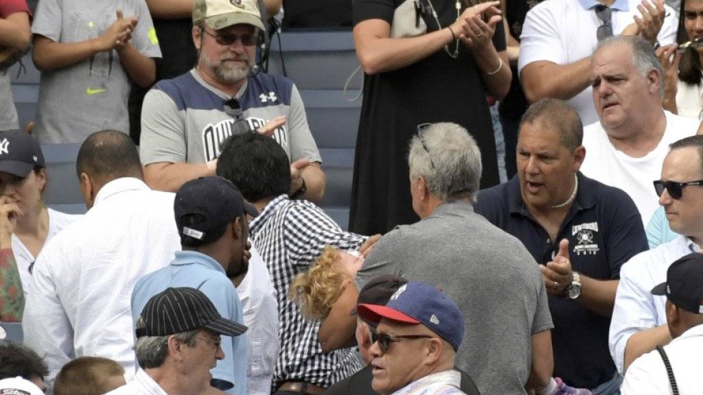 Das Mädchen, das im Yankees-Stadion von einem Baseball getroffen wurde, wird von seinem Grossvater getragen