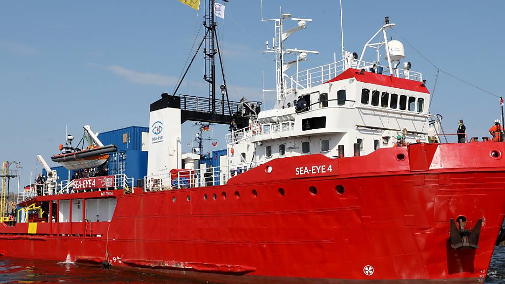 Das Seenotrettungsschiff «Sea-Eye 4» legt im Fischereihafen ab, um in Richtung Mittelmeer zu fahren. Foto: Bernd Wüstneck/dpa-Zentralbild/dpa