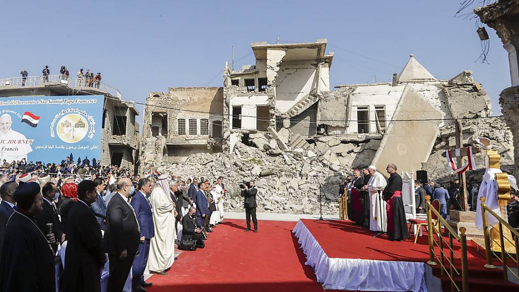 dpatopbilder - Papst Franziskus nimmt auf dem Hosh al-Bieaa Kirchenplatz zwischen von Granaten zerstörten Gebäuden an einem Gebet für die Opfer des Krieges teil. Foto: Andrew Medichini/AP/dpa