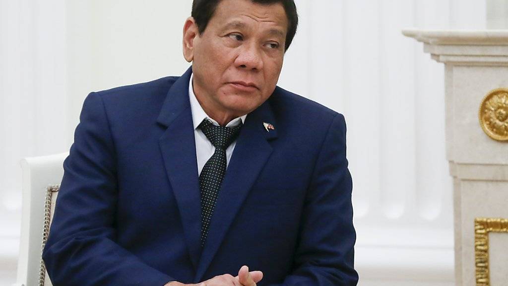 Der philippinische Präsident Rodrigo Duterte verhängt während seines Besuches in Russland das Kriegsrecht über ein Teil seines Heimatlandes.