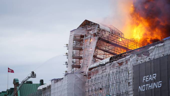 Historisches Gebäude in Kopenhagen steht in Flammen