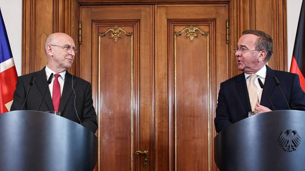 ARCHIV - Boris Pistorius (SPD,r), Bundesminister der Verteidigung, und John Healey, Verteidigungsminister des Vereinigten Königreiches, sprechen auf einer Pressekonferenz. Foto: Hannes P Albert/dpa