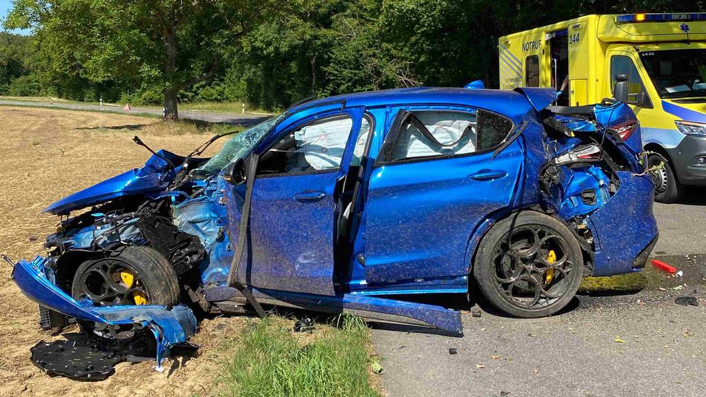 Auto fährt in Bäume – zwei Verletzte