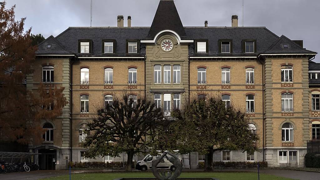 Das Hauptgebäude des Psychiatriezentrums Münsingen (PZM). (Archivbild)