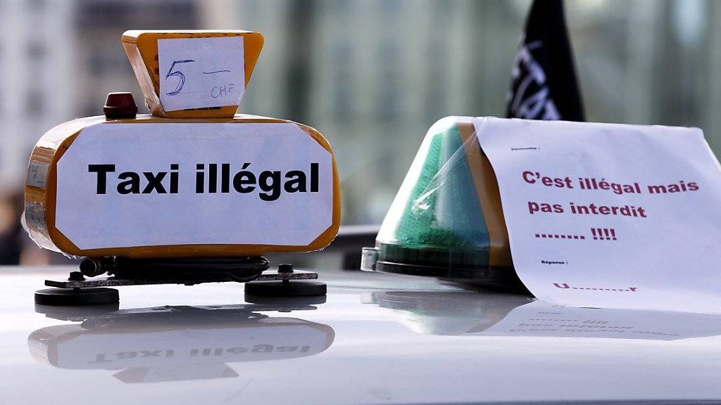 Weltweit protestierten Taxifahrer gegen den Fahrdienstvermittler Uber. Hier teilt ein Genfer Taxifahrer seinen Unmut mit.