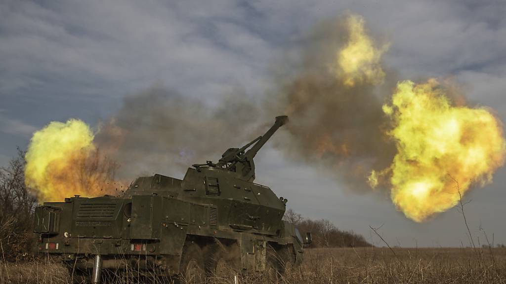 ARCHIV - Die ukrainische 152-mm-Panzerhaubitze Dana feuert auf russische Stellungen in der Region Donezk. Foto: Roman Chop/AP/dpa