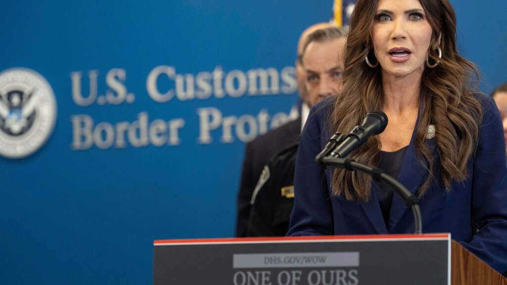ARCHIV - Kristi Noem spricht während einer Pressekonferenz. Foto: Yuki Iwamura/AP/dpa/Archivbild
