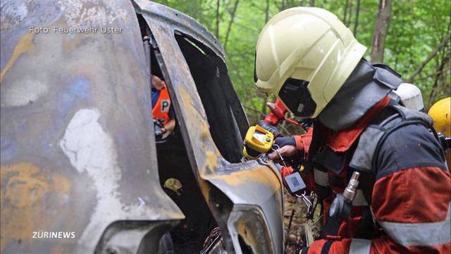 Trotz Gasflasche im Auto: Mann zündet Zigarette an