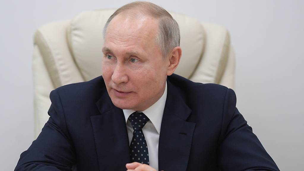 Russlands Präsident Wladimir Putin hat die Verschiebung der Abstimmung über die Verfassungsänderung angekündigt.