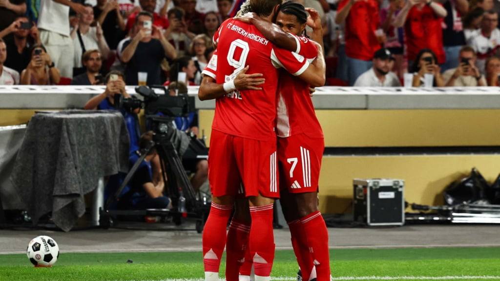 Harry Kane, Serge Gnabry und Luis Diaz feiern den zweiten Treffer von Bayern München