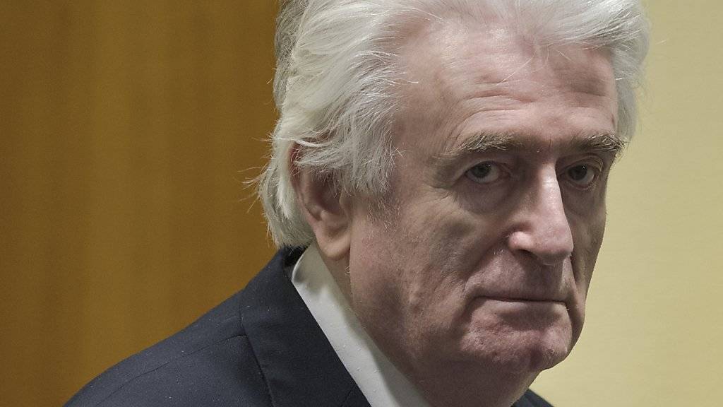Der ehemalige bosnische Serbenführer Radovan Karadzic kann seine lebenslange Haftstrafe wegen Kriegsverbrechen und Völkermords im Bosnienkrieg nicht mehr anfechten. (Archivbild)