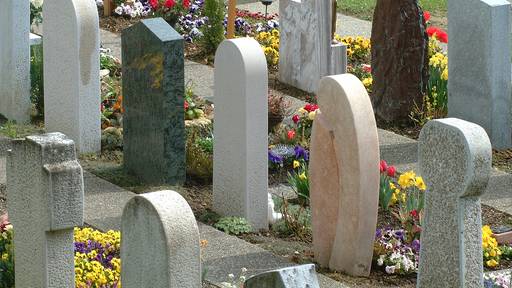 Unbekannte entfernen Grabschmuck von fremden Gräbern auf dem Friedhof