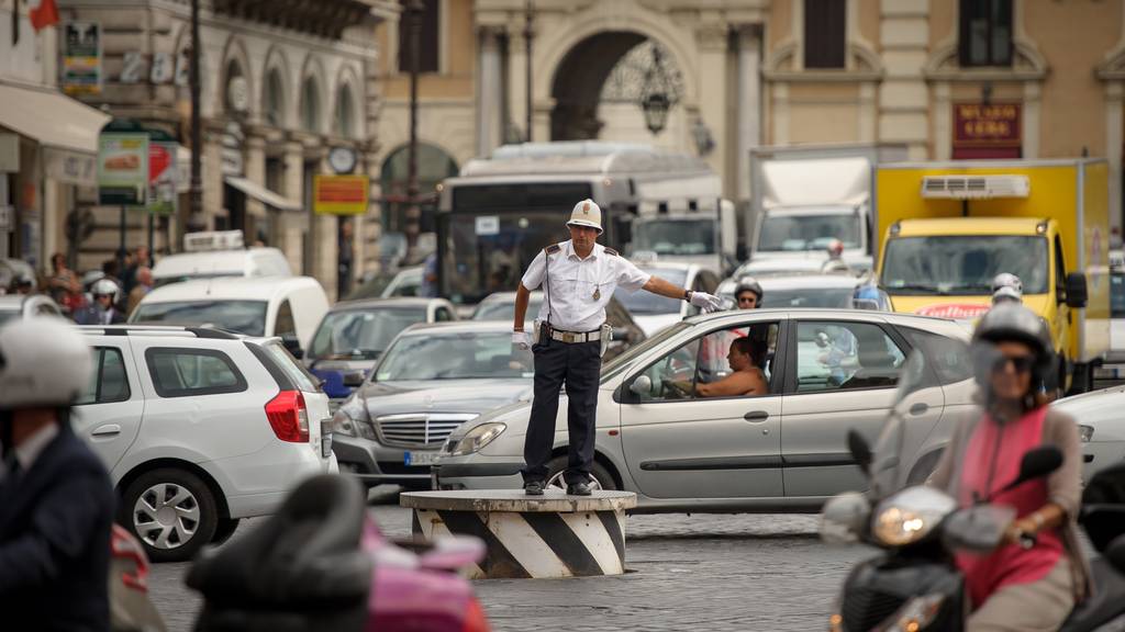 Autofahren in Rom ist ziemlich kompliziert. (Archiv)