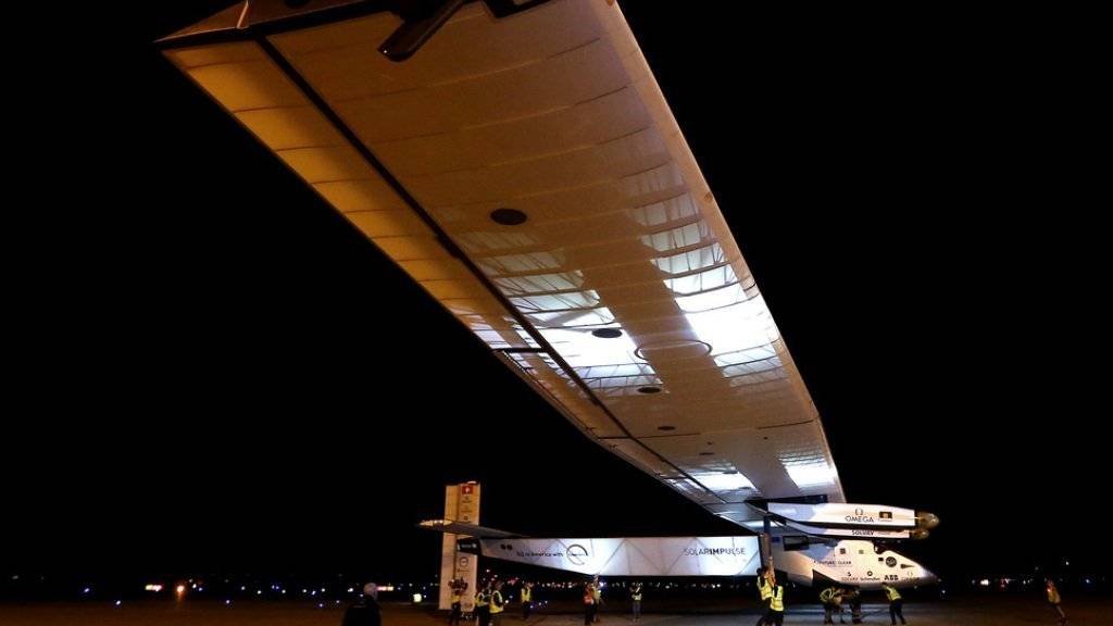Das Schweizer Solarflugzeug «Solar Impulse 2» nach seiner Landung auf dem Phoenix Goodyear Airport im US-Bundesstaat Arizona. Die in Mountain View, Kalifornien, gestartete Etappe dauerte 15 Stunden und 52 Minuten. Im Cockpit sass André Borschberg.