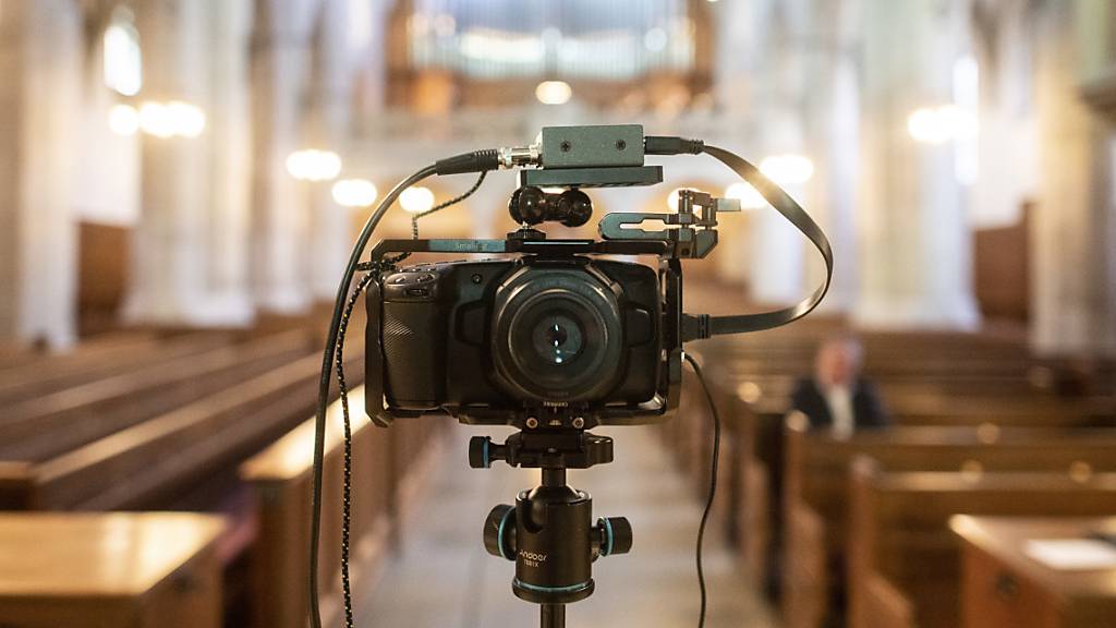 Eine Kamera für einen Live-Stream-Gottesdienst in der Kirche Fraumünster in Zürich. (Symbolbild)