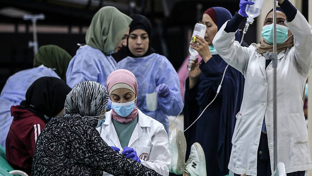 ARCHIV - Medizinisches Personal versorgt im vergangenen Herbst ein Opfer eines Choleraausbruchs in einem Flüchtlingslager im Libanon. Foto: Marwan Naamani/dpa