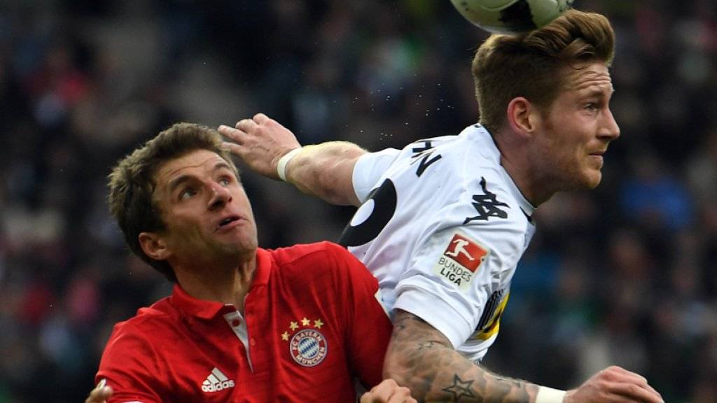 Endlich wieder mit Torerfolg: Bayerns Thomas Müller (li.) kämpft mit Gladbachs André Hahn um den Ball
