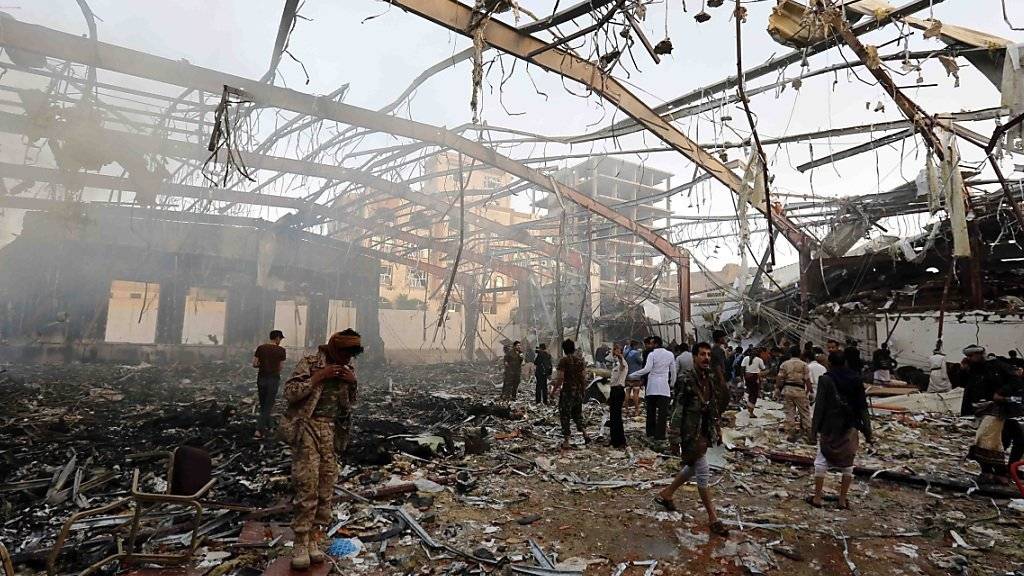 Saudi-Arabien wies jede Verantwortung für den Luftangriff auf eine Trauergesellschaft in Jemens Hauptstadt Sanaa zurück. Nach UNO-Angaben starben mindestens 140 Menschen und über 500 weitere wurden verletzt.